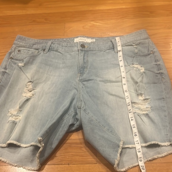 Torrid women’s light blue distressed jean shorts plus size 22. - Picture 6 of 9